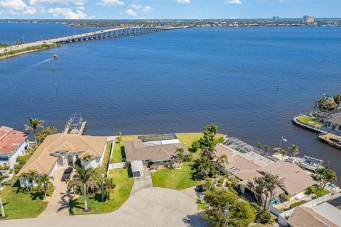 House in Cape Coral, Florida 2 bedrooms, 145.86 sq.m. № 1590026 - photo 5