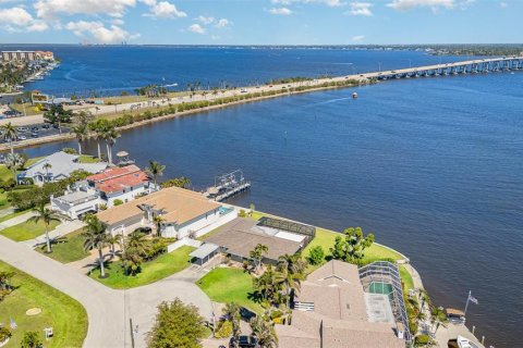 House in Cape Coral, Florida 2 bedrooms, 145.86 sq.m. № 1590026 - photo 7