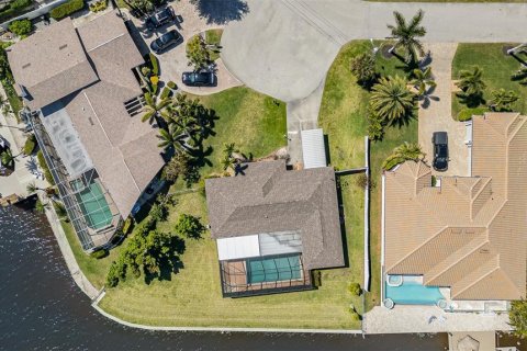 House in Cape Coral, Florida 2 bedrooms, 145.86 sq.m. № 1590026 - photo 6
