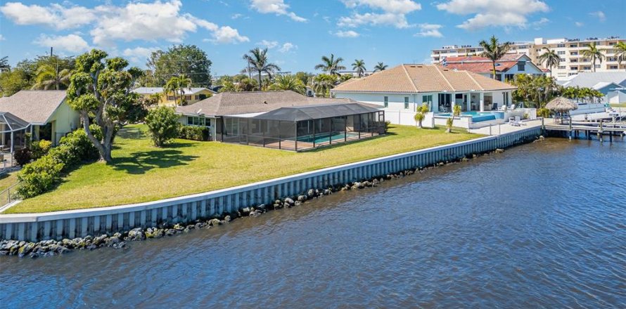 House in Cape Coral, Florida 2 bedrooms, 145.86 sq.m. № 1590026