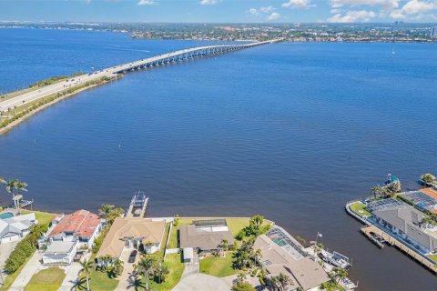 House in Cape Coral, Florida 2 bedrooms, 145.86 sq.m. № 1590026 - photo 3