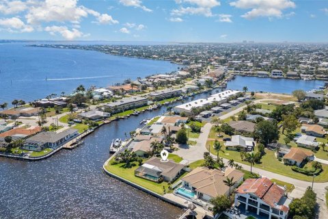 House in Cape Coral, Florida 2 bedrooms, 145.86 sq.m. № 1590026 - photo 15