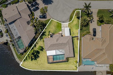 House in Cape Coral, Florida 2 bedrooms, 145.86 sq.m. № 1590026 - photo 2