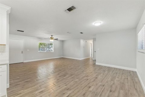 Casa en alquiler en Orlando, Florida, 4 dormitorios, 150.87 m2 № 2200626 - foto 3