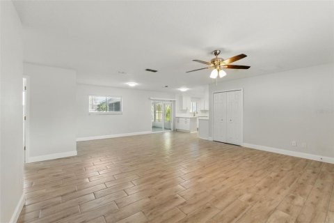 Casa en alquiler en Orlando, Florida, 4 dormitorios, 150.87 m2 № 2200626 - foto 2
