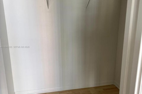 Copropriété à vendre à Hallandale Beach, Floride: 1 chambre, 91.23 m2 № 2090566 - photo 11