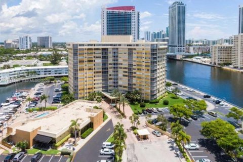 Copropriété à vendre à Hallandale Beach, Floride: 1 chambre, 91.23 m2 № 2090566 - photo 25