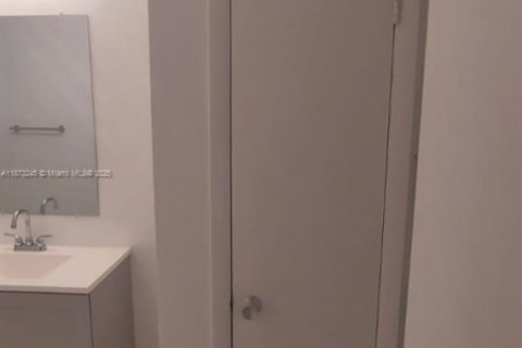 Снять в аренду кондоминиум в Лодердейл-Лейкс, Флорида 1 спальня, 60.39м2, № 1926734 - фото 8