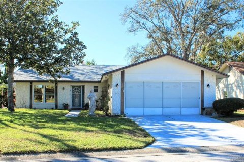 House in Port Richey, Florida 2 bedrooms, 153.29 sq.m. № 1533470 - photo 1