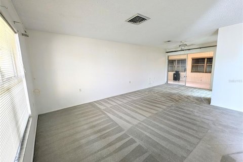 House in Port Richey, Florida 2 bedrooms, 153.29 sq.m. № 1533470 - photo 6
