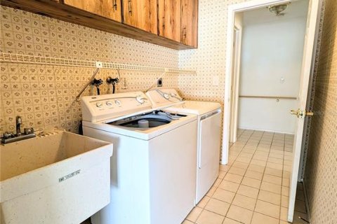 House in Port Richey, Florida 2 bedrooms, 153.29 sq.m. № 1533470 - photo 18