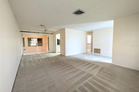 House in Port Richey, Florida 2 bedrooms, 153.29 sq.m. № 1533470 - photo 5