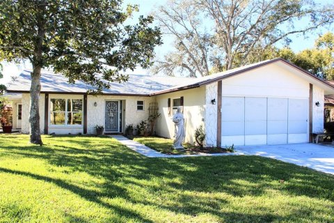 House in Port Richey, Florida 2 bedrooms, 153.29 sq.m. № 1533470 - photo 4