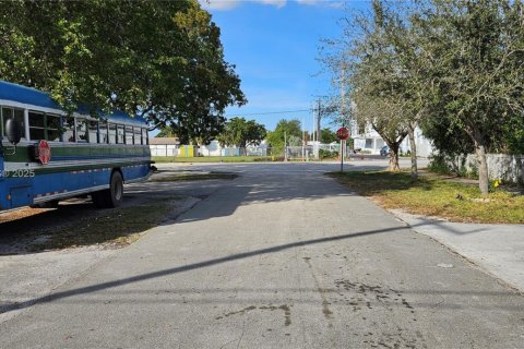 House in Miami, Florida 3 bedrooms, 145.67 sq.m. № 1867540 - photo 9