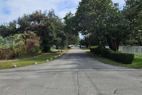 House in Miami, Florida 3 bedrooms, 145.67 sq.m. № 1867540 - photo 6