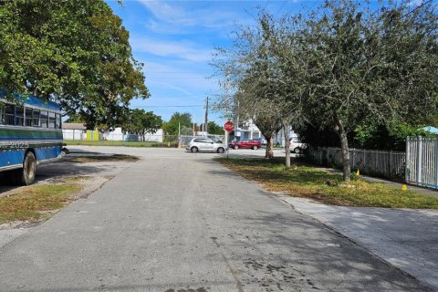 House in Miami, Florida 3 bedrooms, 145.67 sq.m. № 1867540 - photo 8