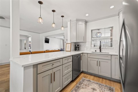 Apartment in Treasure Island, Florida 2 bedrooms, 111.48 sq.m. № 1690124 - photo 5