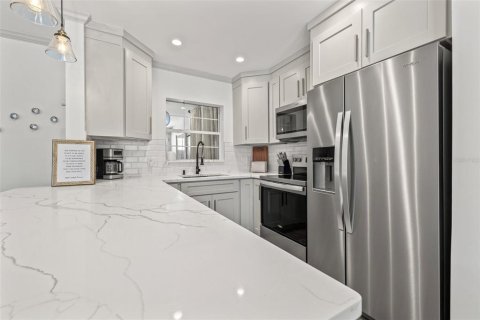 Apartment in Treasure Island, Florida 2 bedrooms, 111.48 sq.m. № 1690124 - photo 8