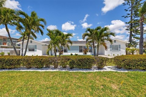 Apartment in Treasure Island, Florida 2 bedrooms, 111.48 sq.m. № 1690124 - photo 1