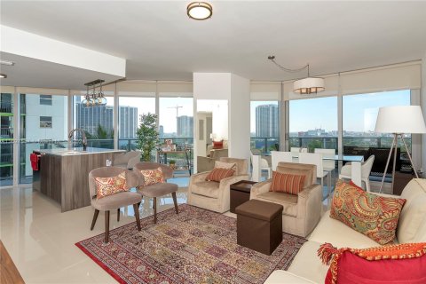 Condo in Miami, Florida, 2 bedrooms  № 1702962 - photo 1