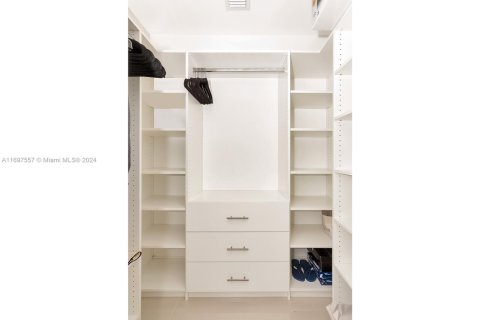 Condo in Miami, Florida, 2 bedrooms  № 1702962 - photo 15