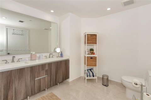 Condo in Miami, Florida, 2 bedrooms  № 1702962 - photo 14