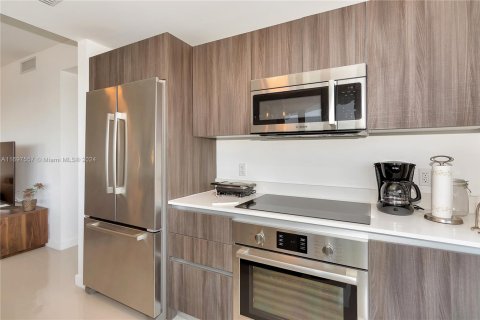 Condo in Miami, Florida, 2 bedrooms  № 1702962 - photo 6