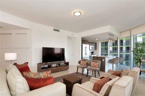 Condo in Miami, Florida, 2 bedrooms  № 1702962 - photo 2