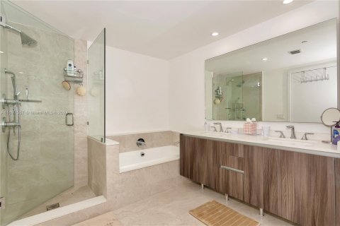 Condo in Miami, Florida, 2 bedrooms  № 1702962 - photo 11