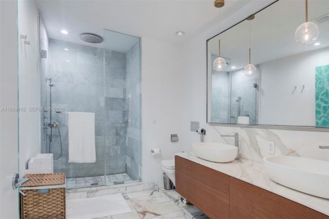 Condominio en venta en Bal Harbour, Florida, 1 dormitorio, 117.71 m2 № 1996958 - foto 13