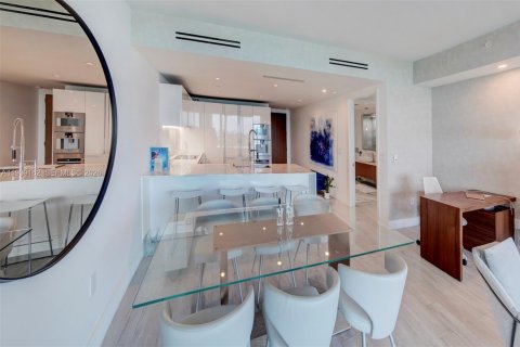 Condominio en venta en Bal Harbour, Florida, 1 dormitorio, 117.71 m2 № 1996958 - foto 5