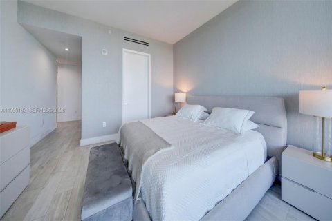 Condominio en venta en Bal Harbour, Florida, 1 dormitorio, 117.71 m2 № 1996958 - foto 19