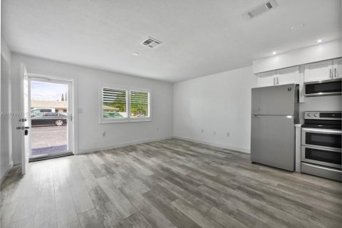 Купить кондоминиум в Венеция, Флорида 1 спальня, № 1921438 - фото 3