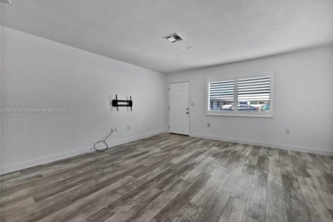 Купить кондоминиум в Венеция, Флорида 1 спальня, № 1921438 - фото 13