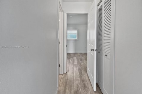 Купить кондоминиум в Венеция, Флорида 1 спальня, № 1921438 - фото 9