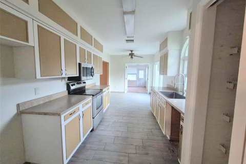 House in Brandon, Florida 3 bedrooms, 180.97 sq.m. № 2410066 - photo 5