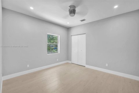 House in Miami, Florida 5 bedrooms, 144.56 sq.m. № 1855165 - photo 22