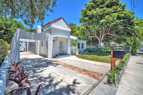 House in Miami, Florida 5 bedrooms, 144.56 sq.m. № 1855165 - photo 2
