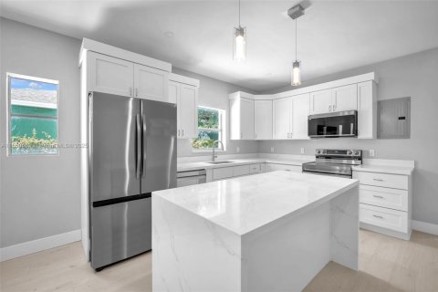 House in Miami, Florida 5 bedrooms, 144.56 sq.m. № 1855165 - photo 15