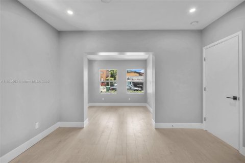 House in Miami, Florida 5 bedrooms, 144.56 sq.m. № 1855165 - photo 9