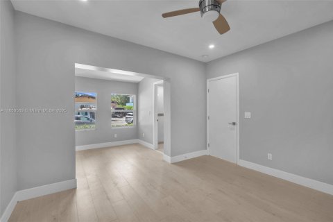 House in Miami, Florida 5 bedrooms, 144.56 sq.m. № 1855165 - photo 8