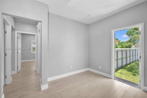 House in Miami, Florida 5 bedrooms, 144.56 sq.m. № 1855165 - photo 25