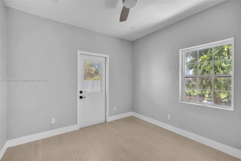 House in Miami, Florida 5 bedrooms, 144.56 sq.m. № 1855165 - photo 24