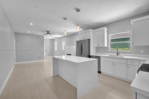 House in Miami, Florida 5 bedrooms, 144.56 sq.m. № 1855165 - photo 21