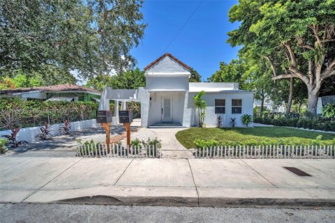 House in Miami, Florida 5 bedrooms, 144.56 sq.m. № 1855165 - photo 1