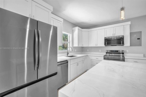 House in Miami, Florida 5 bedrooms, 144.56 sq.m. № 1855165 - photo 18