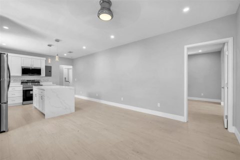 House in Miami, Florida 5 bedrooms, 144.56 sq.m. № 1855165 - photo 7