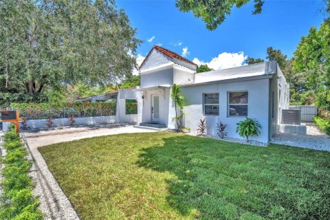 House in Miami, Florida 5 bedrooms, 144.56 sq.m. № 1855165 - photo 3