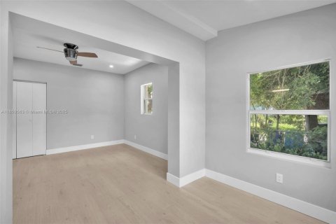 House in Miami, Florida 5 bedrooms, 144.56 sq.m. № 1855165 - photo 12