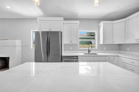 House in Miami, Florida 5 bedrooms, 144.56 sq.m. № 1855165 - photo 17